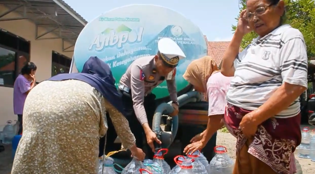 HUT Ke 69, Satlantas Polres Pemalang Blusukan Ke Masyarakat Bagikan Air Bersih