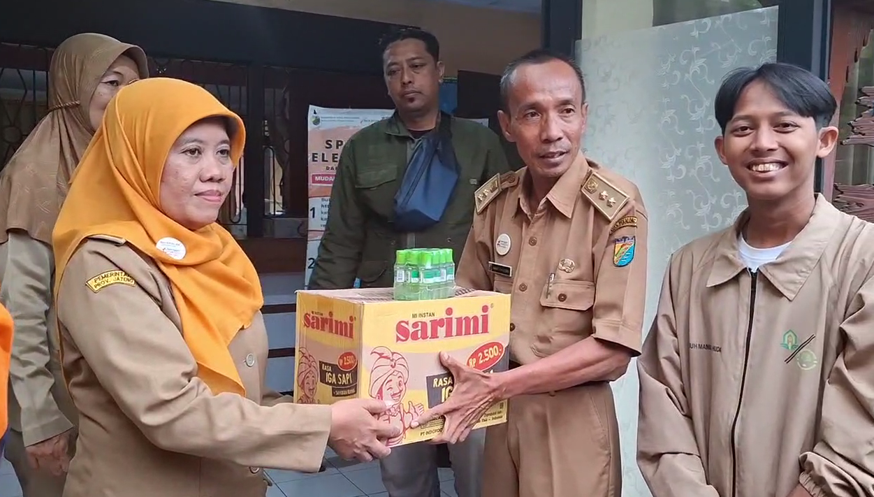 Komunitas Kandang Panjang Serahkan Bantuan untuk Warga Pasir Kraton Keramat Terdampak Banjir