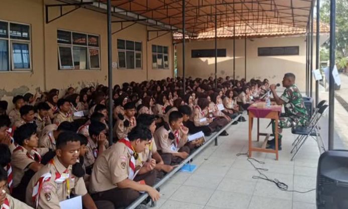 Babinsa Koramil 11/Sragi Ajak Siswa SMAN 1 Sragi Bijak Bermedsos dan Tidak Terpengaruh Ajakan Demo Anarkis