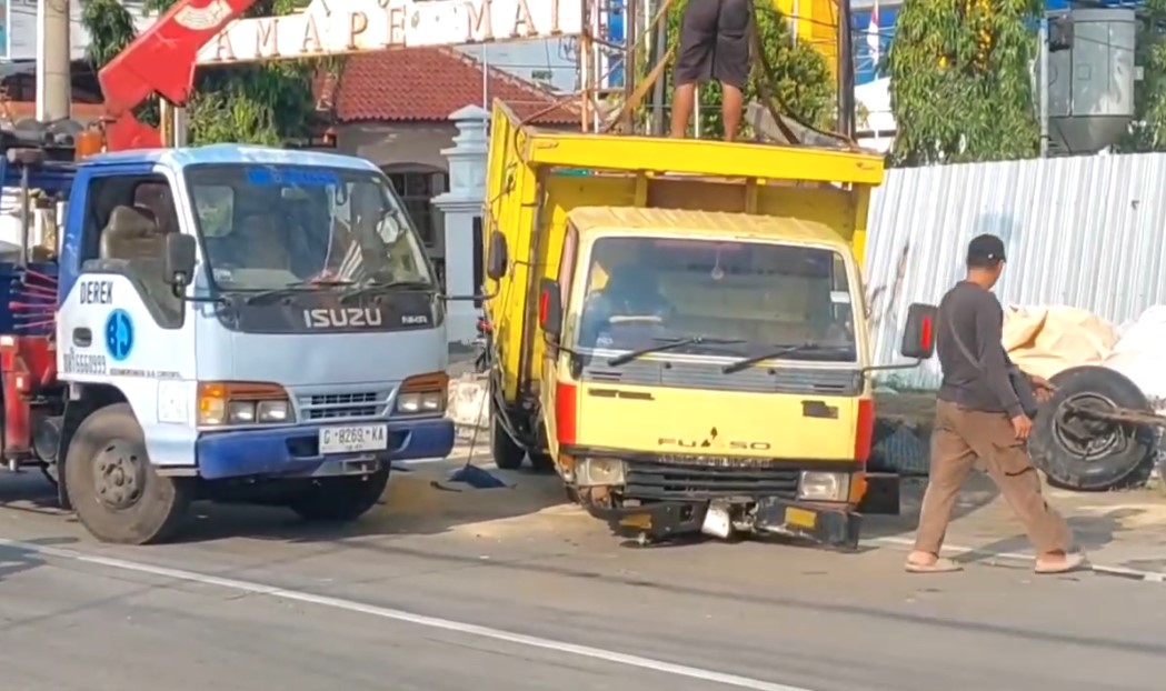 Akibat Sopir Mengantuk, Truk Terguling di depan Unikal