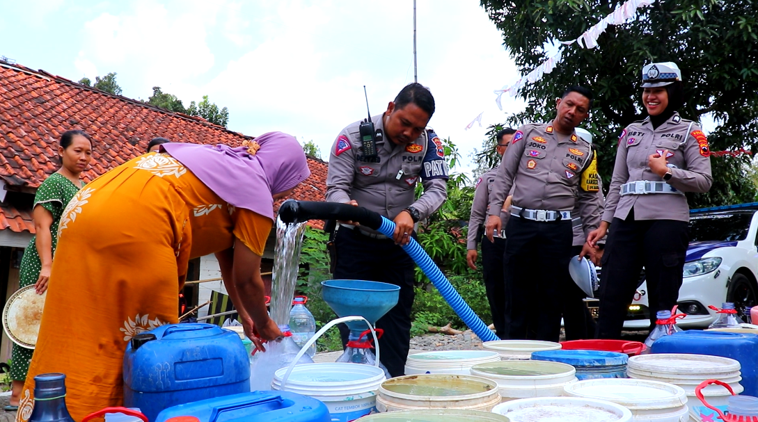 Satlantas Polres Pekalongan Salurkan Bantuan 28 Ribu Liter Air Untuk Warga Kesesi Yang Kesulitan Air Bersih