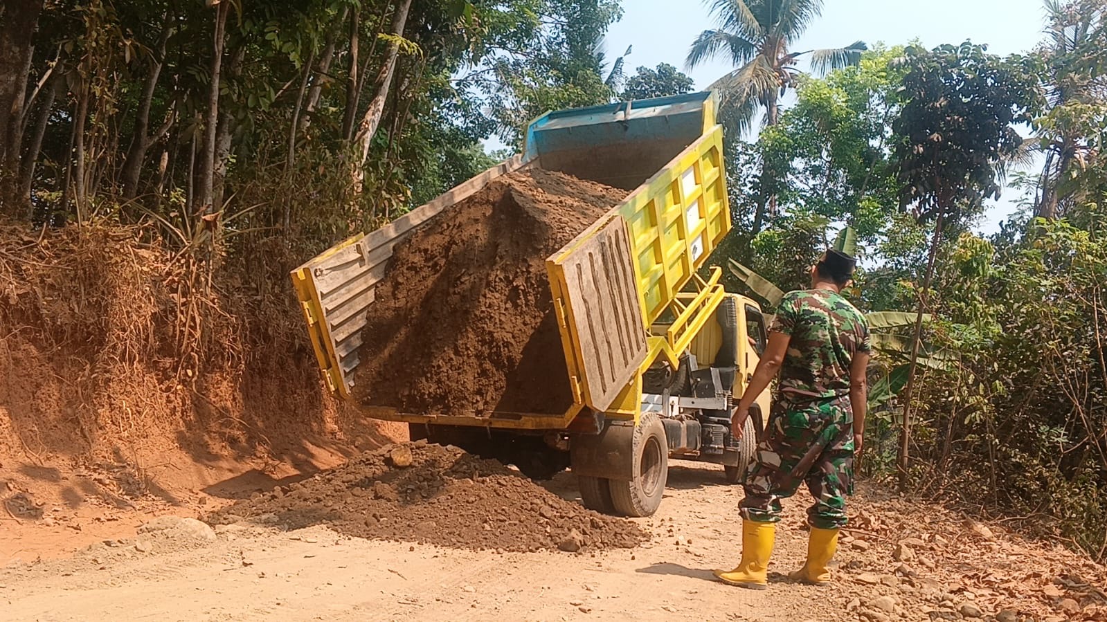 Material Tanah Mulai Didatangkan, Pembangunan Jalan TMMD Di Desa Sembung Terus Berjalan