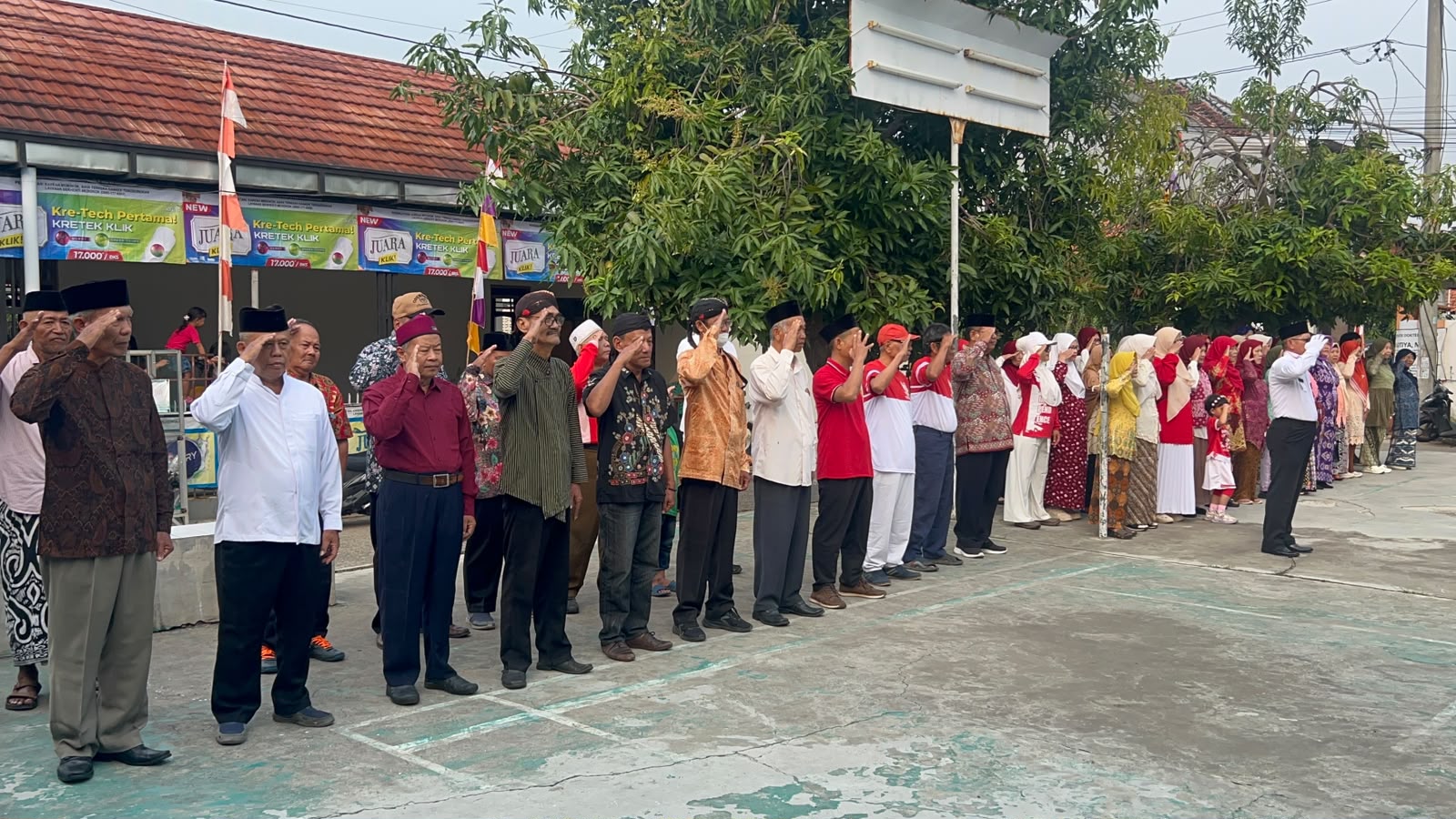 Semangat Tak Kenal Usia, Lansia Podosugih Dominasi Upacara HUT RI ke-81