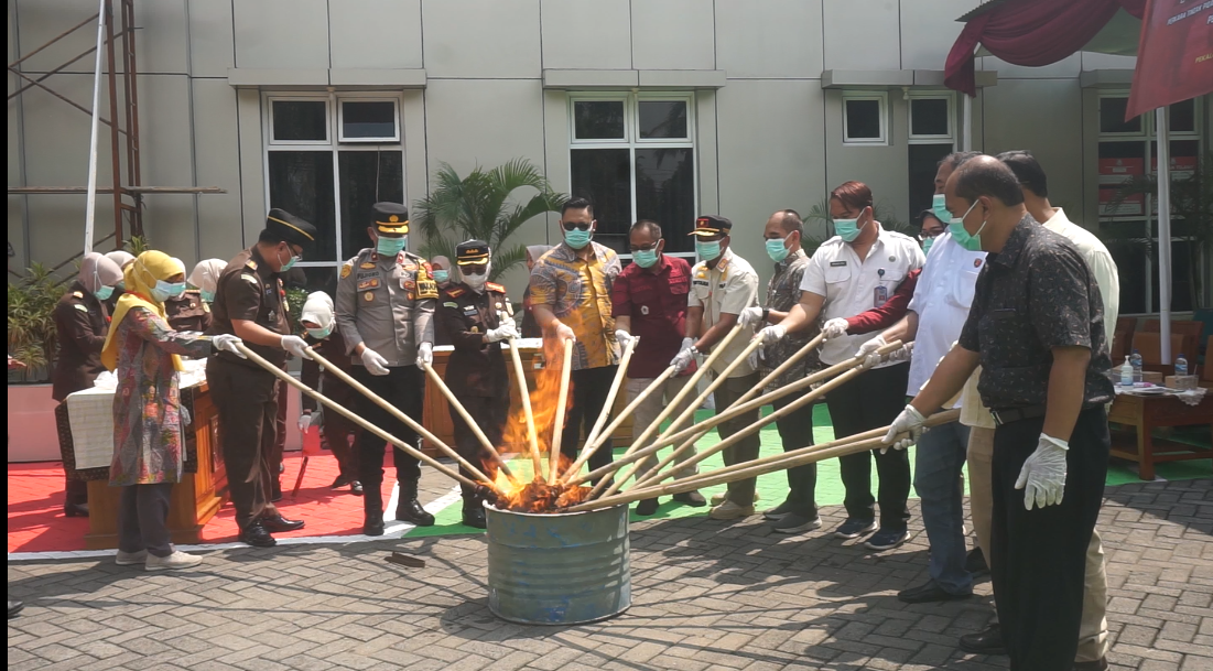 Kali Ketiga, Kejari Kota Pekalongan Musnahkan Barang Bukti Perkara Tindak Pidana Umum Selama Tahun 2024