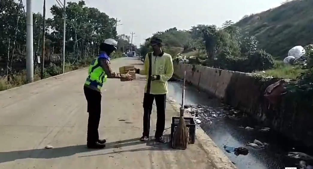 Jumat Berkah, Satlantas Polres Pekalongan Kota Bagi Bagi Nasi Kotak