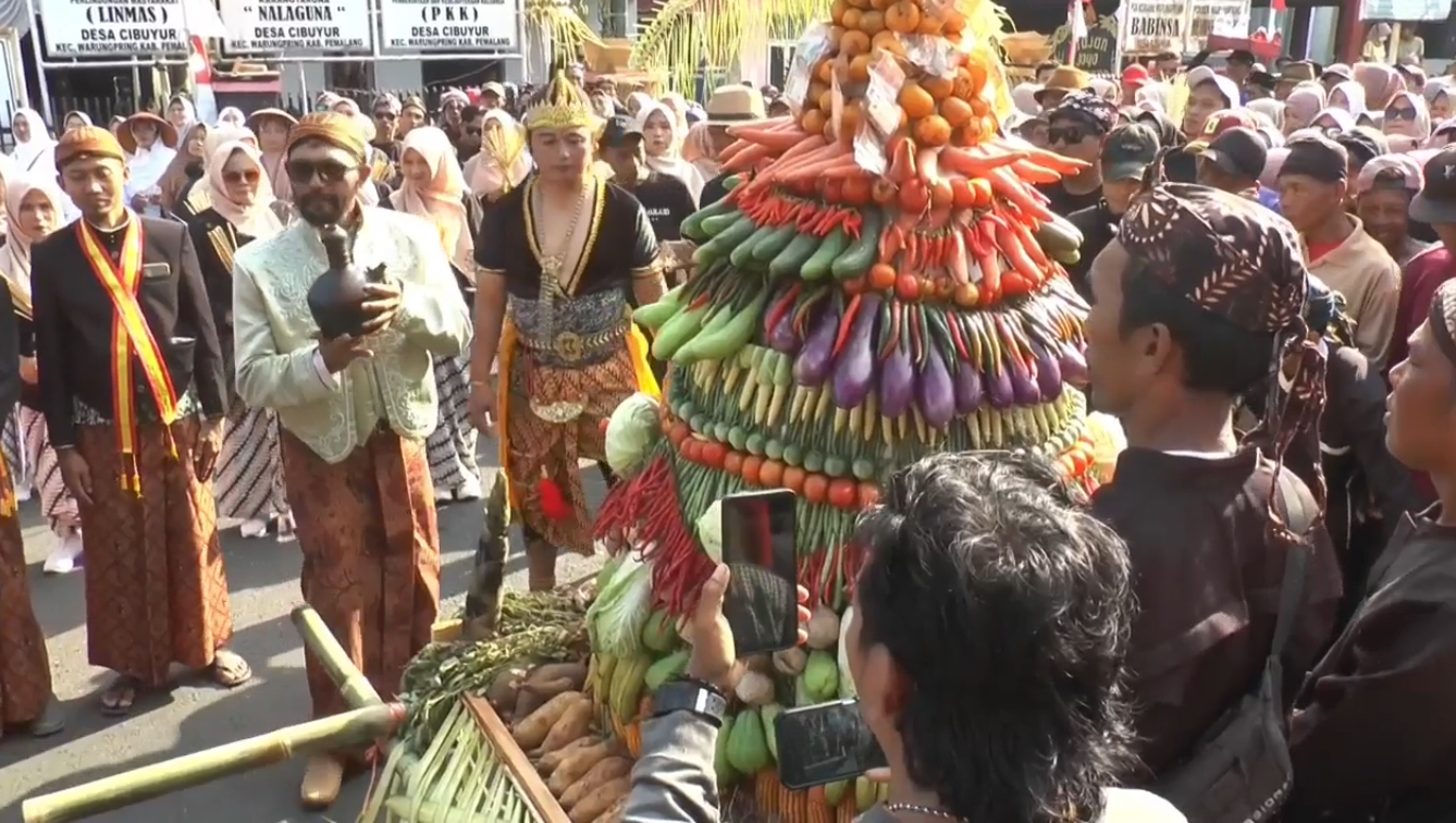 Peringati Maulid Nabi, Warga Di Pemalang Rela Saling Dorong Berebut Gunungan Hasil Bumi