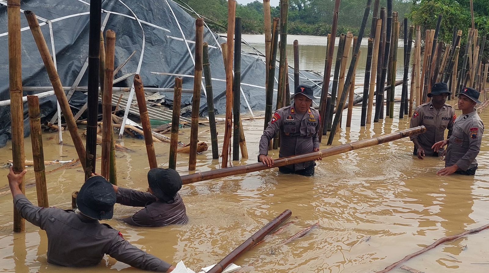 Respons Cepat Brimob Polda Jateng Atasi Tanggul Jebol Akibat Banjir Di Pekalongan