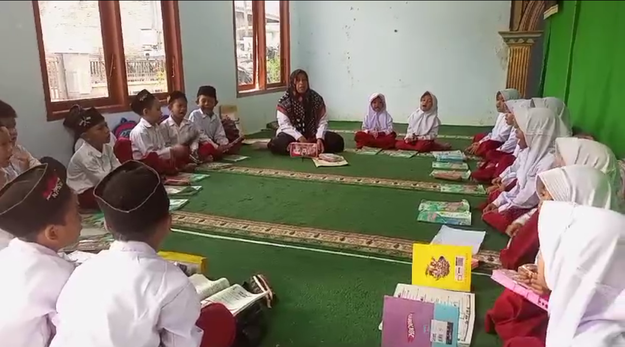 Belum Surut, Ratusan Siswa MIS Tegaldowo Terpaksa Belajar di Musholah