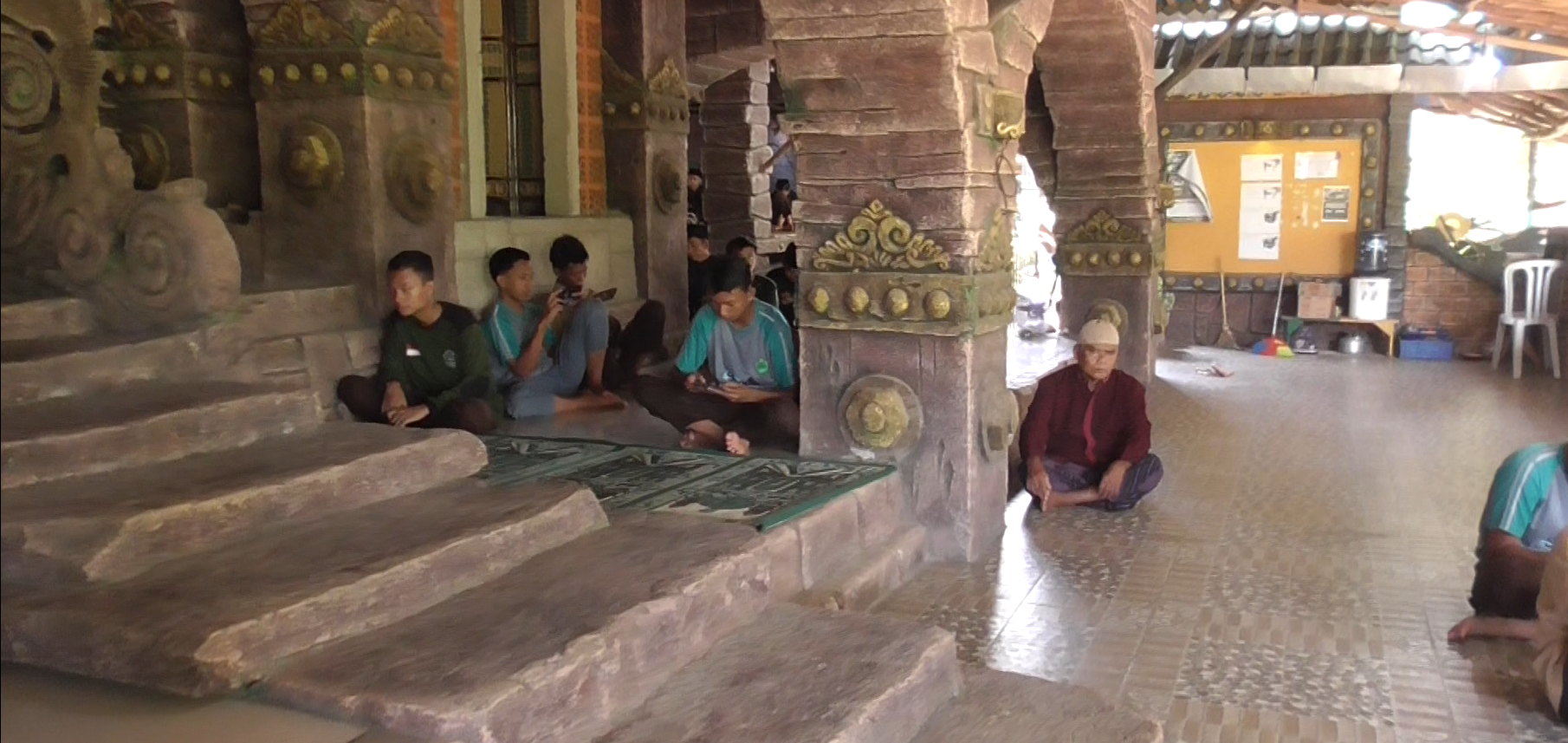 Masjid Unik Dengan Ornamen Kerajaan Di Desa Kayugeritan, Karang Anyar