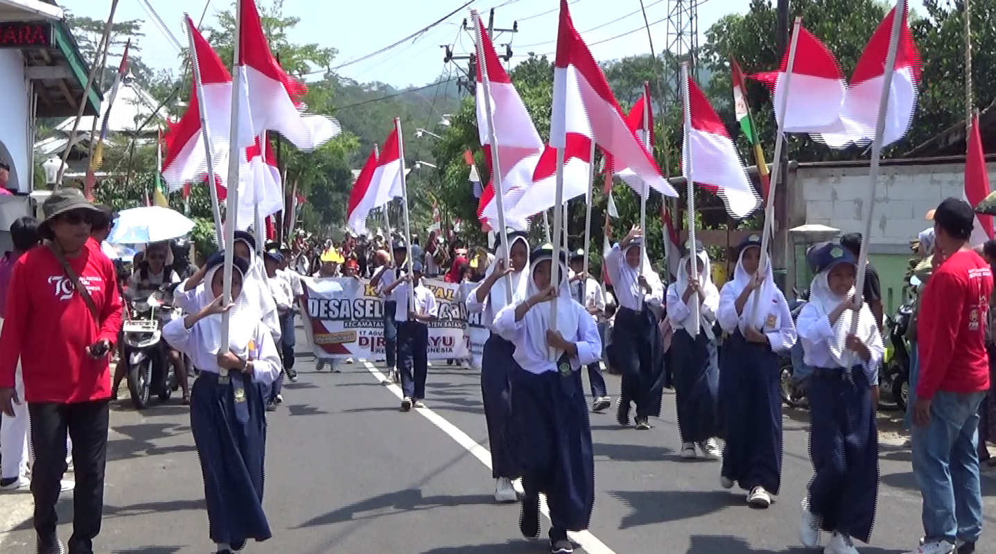 Ribuan Warga Desa Selopajang Barat Meriahkan Karnaval HUT RI Ke-79
