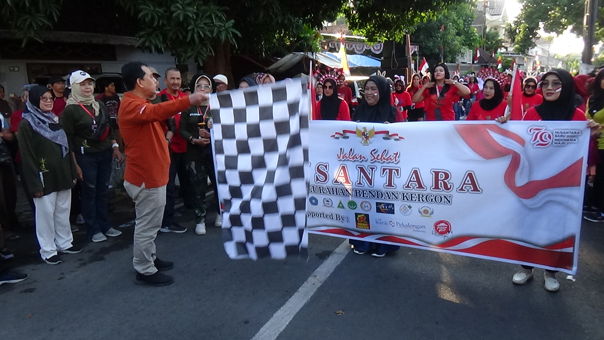 Penghujung Bulan Agustus, Kelurahan Bendan Keron Gelar Jalan Sehat Nusantara.