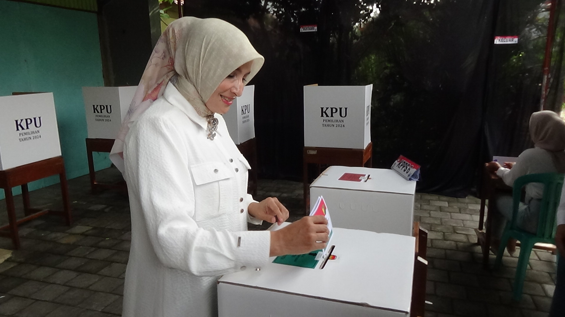 Calon Wakil Wali Kota Balgis Diab Menyalurkan Hak Pilih di TPS 15 Pekalongan Timur