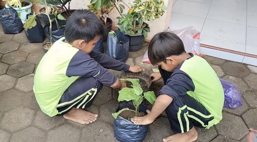 SDN 02 Api Api Simulasikan Makan Bergizi Seimbang Dan Menanam P5