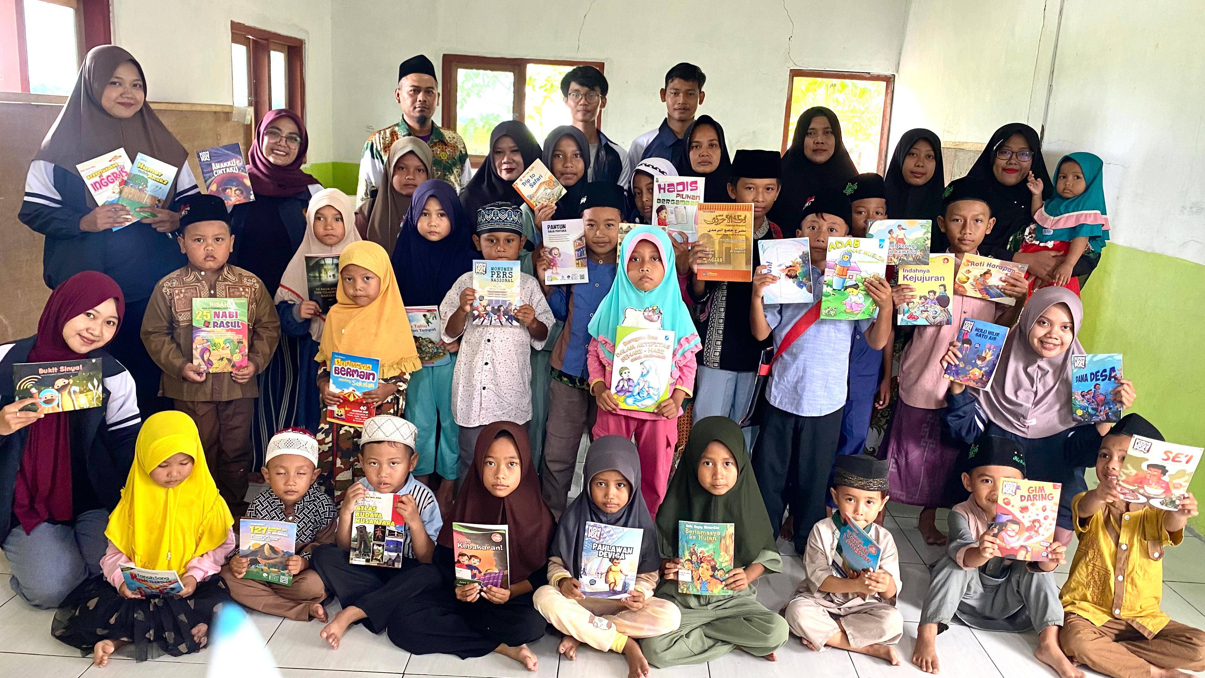 Tim KKN UNIKAL Donasi Buku untuk TPQ Al-Huda   