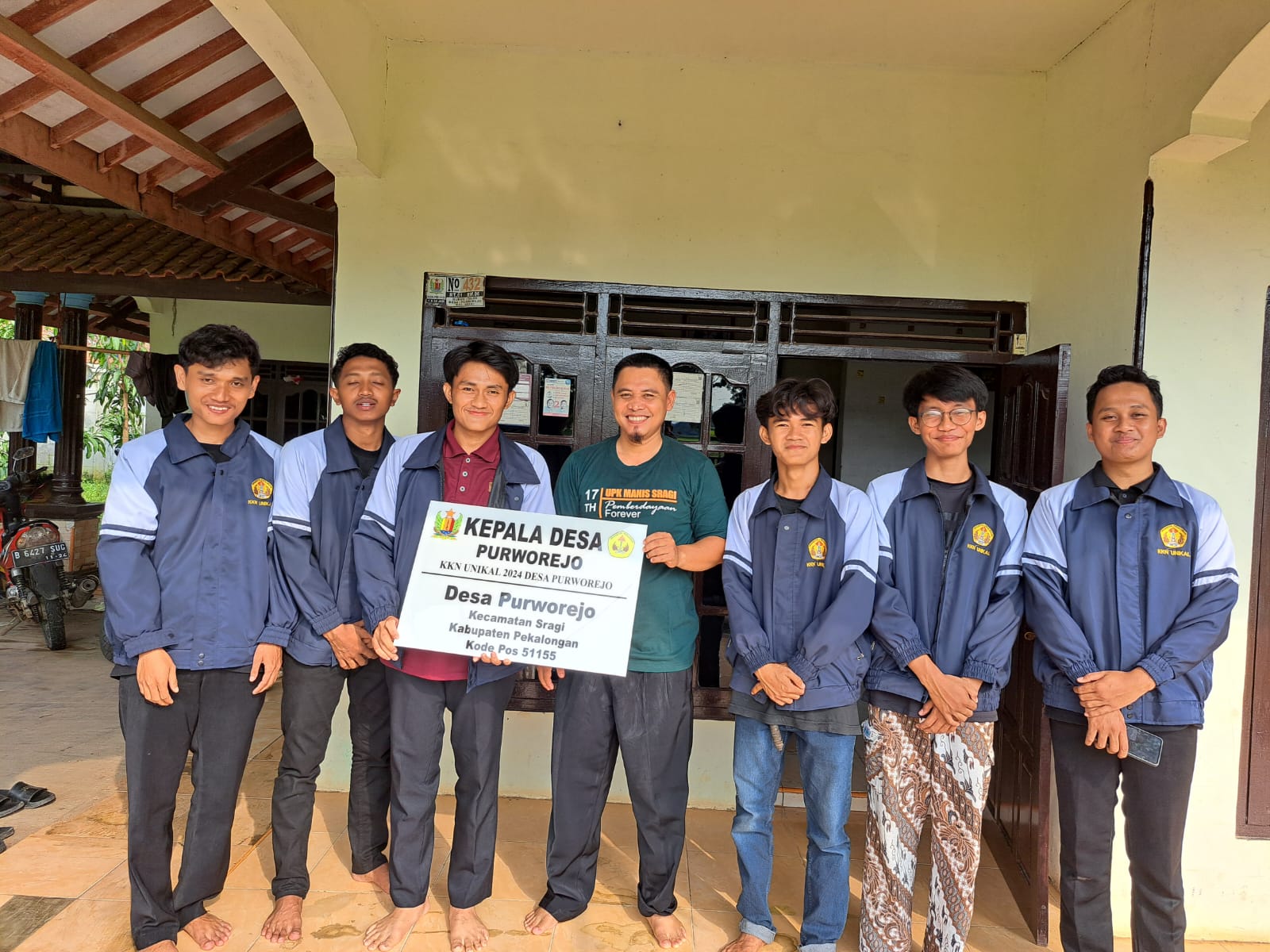 Tim KKN UNIKAL Luncurkan Papan Informasi Perangkat Desa