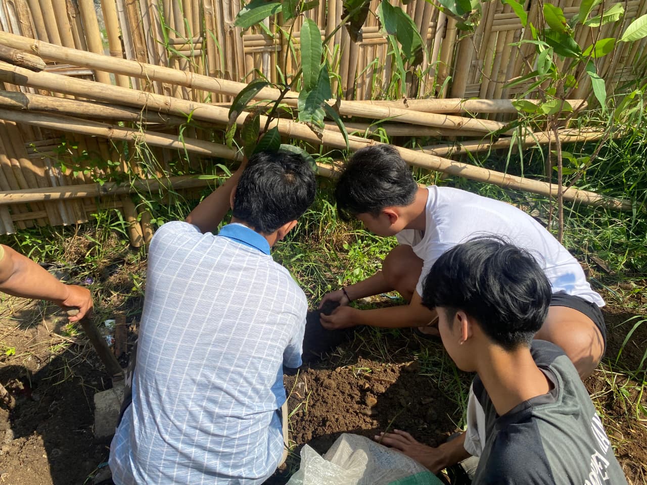 Mahasiswa KKN UNIKAL Hijaukan TPS 3R Poncol Lewat Program “Green Grow”PERUBAHAN POSITIF BERBASIS LINGKUNGAN