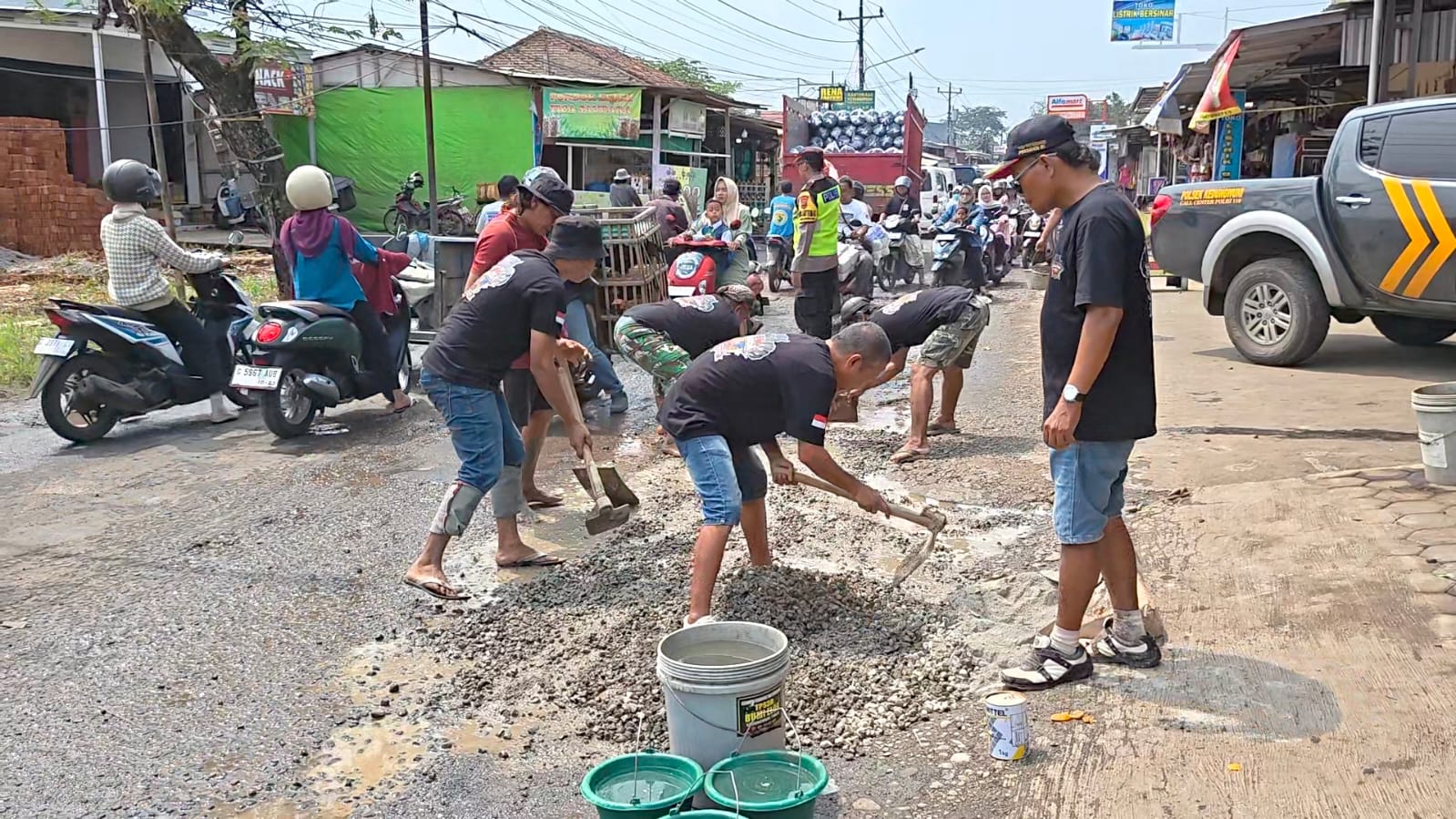 Aksi Swadaya Barakuda Tambal Lubang Jalan di Kedungwuni