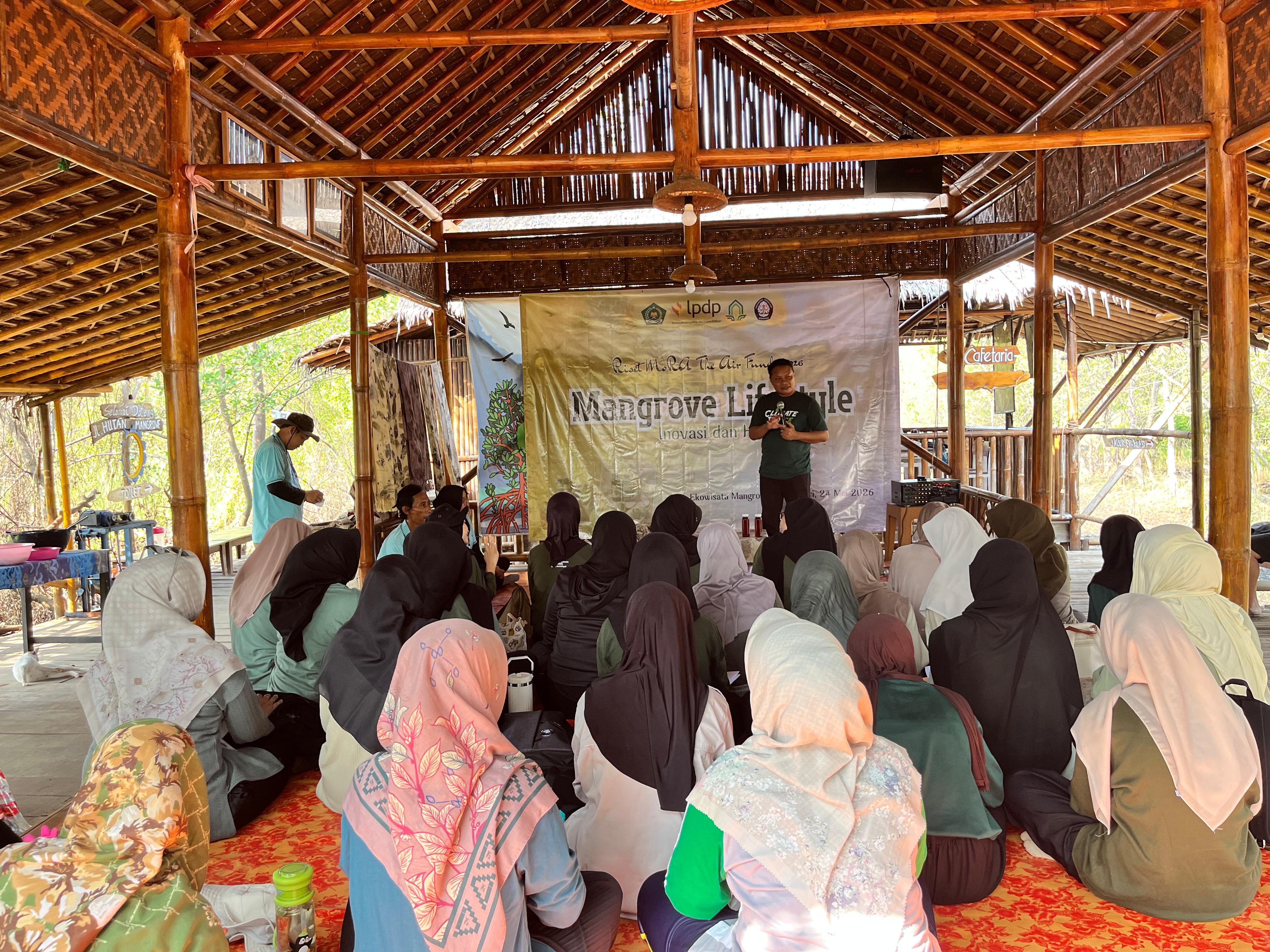 Perempuan Pesisir dan Akademisi Tanam Mangrove di Pekalongan, Dorong Ekonomi Berkelanjutan