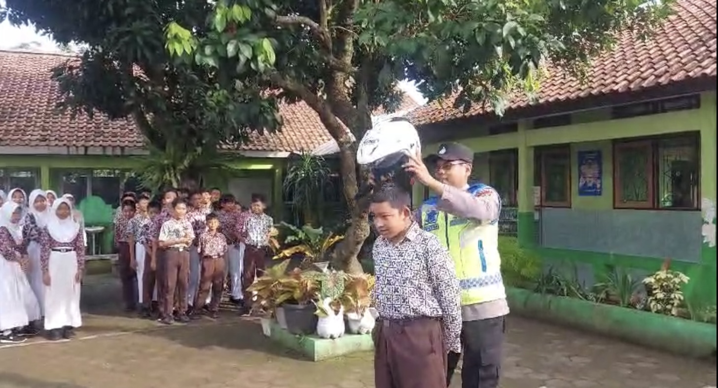 Ops Keselamatan, Sat Binmas Polres Batang Berikan Sosialisasi Penggunaan Helm yang Benar