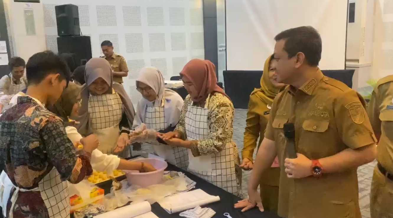 Pemkot Bekali Penerima Bansos Ketrampilan Olahan Kue