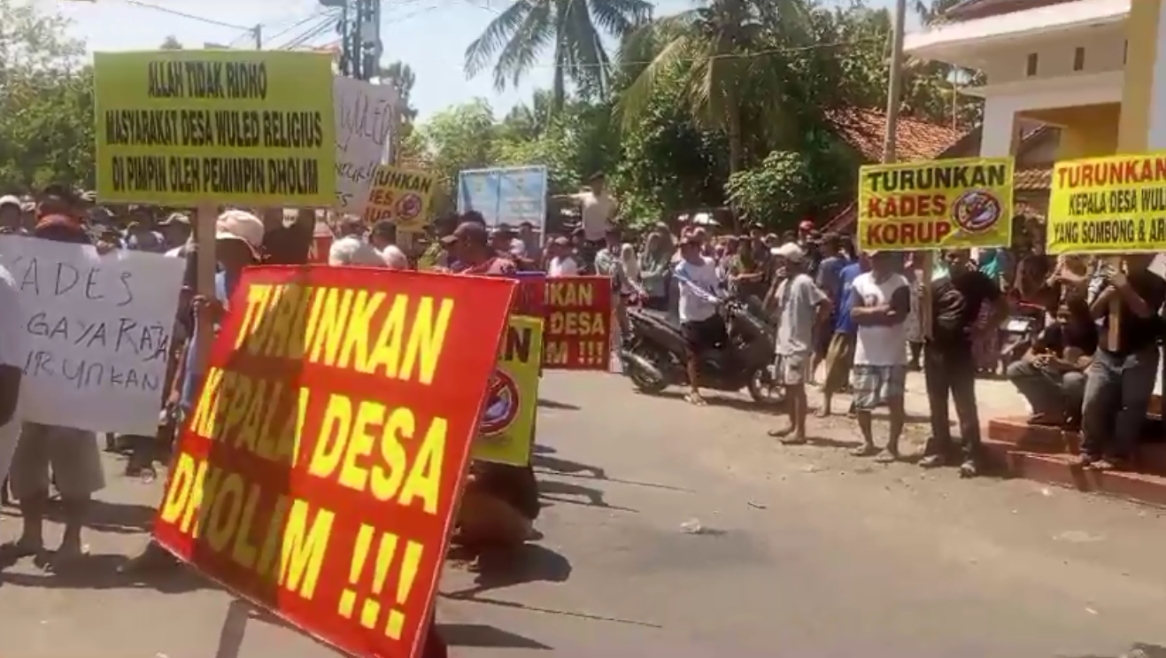Ratusan Warga Tuntut Kades Wuled Korup Arogan 