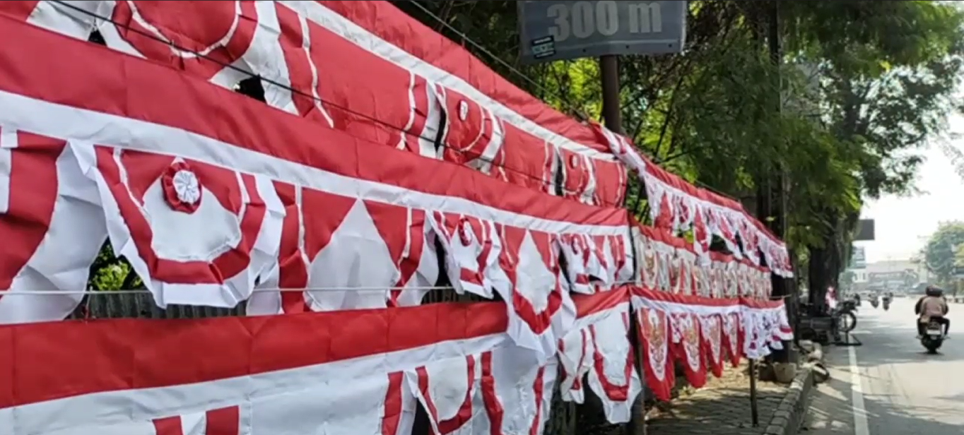 JELANG HUT RI PENJUALAN BENDERA MULAI RAMAI