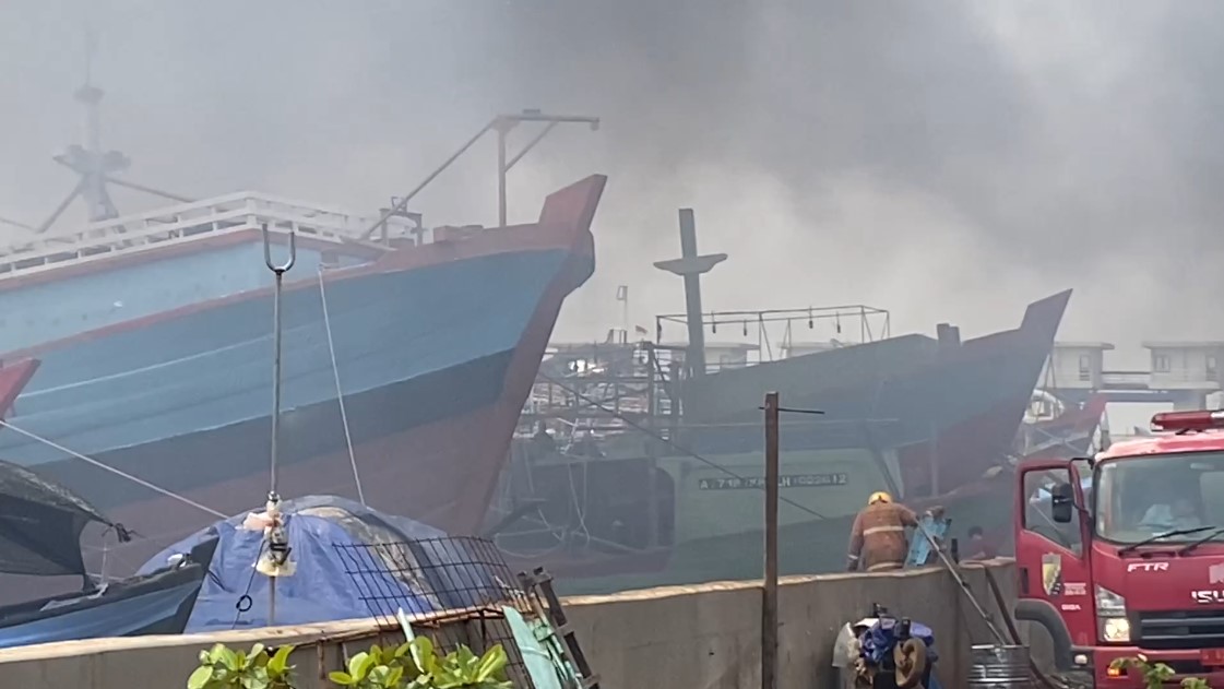 13 Kapal Nelayan di Pelabuhan Pekalongan Terbakar