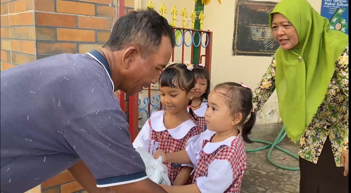 Tumbuhkan Rasa Empati, TK Ma’had Islam Ajarkan Anak Berbagi