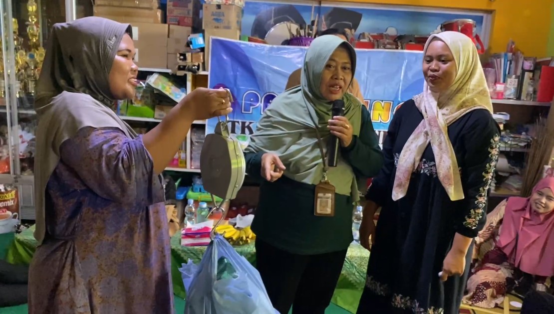 DLH Ajari Ibu-Ibu Pilah Dan Jual Sampah Ke Bank Sampah