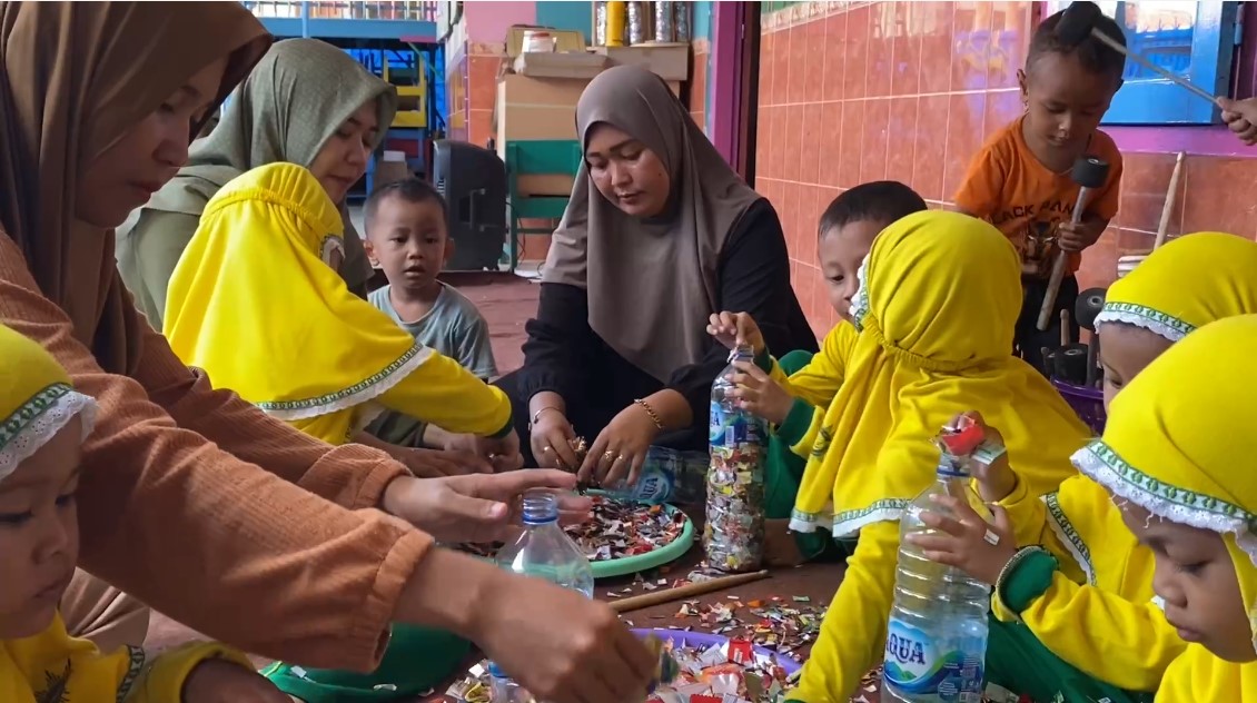 Asyiknya Siswa TK ABA Pesindon dan Orang Tua Belajar Membuat Ecobrick