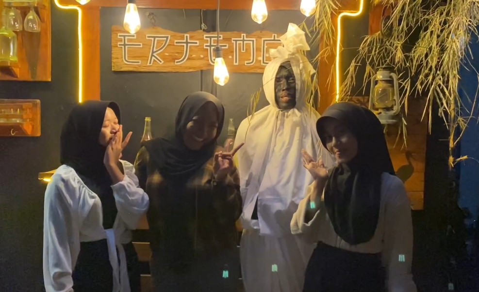 Semarakkan Pasar Jajan, Warga Kergon Berkostum Hantu Pocong