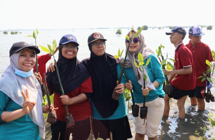 Mercy Corps Indonesia dan SMA Negeri 1 Pekalongan   Gelar Aksi Tanam 1.000 Mangrove untuk Perkuat   Ketahanan Pesisir