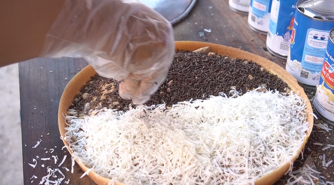 Nikmatnya Martabak Manis Bertoping Melimpah