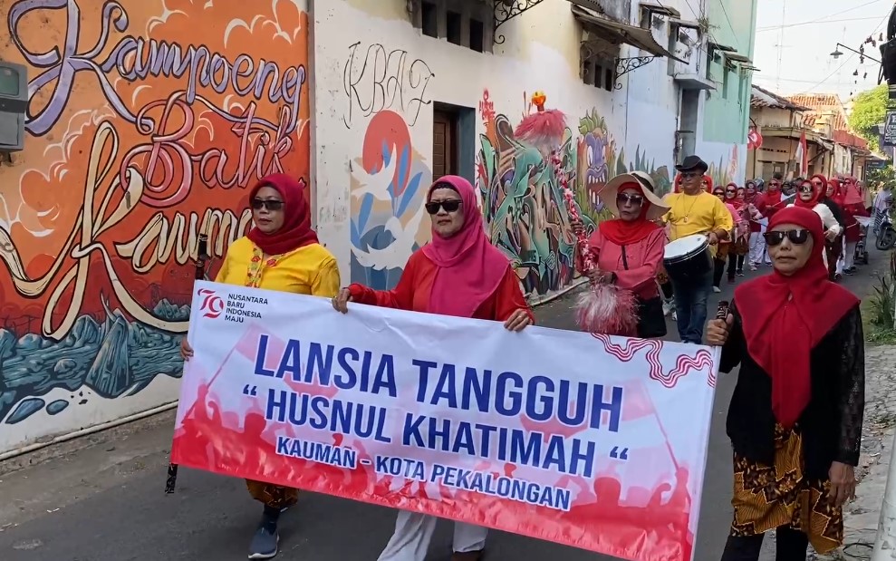 Semangat Lansia Di Kauman, Drumband Dengan Kaleng Bekas