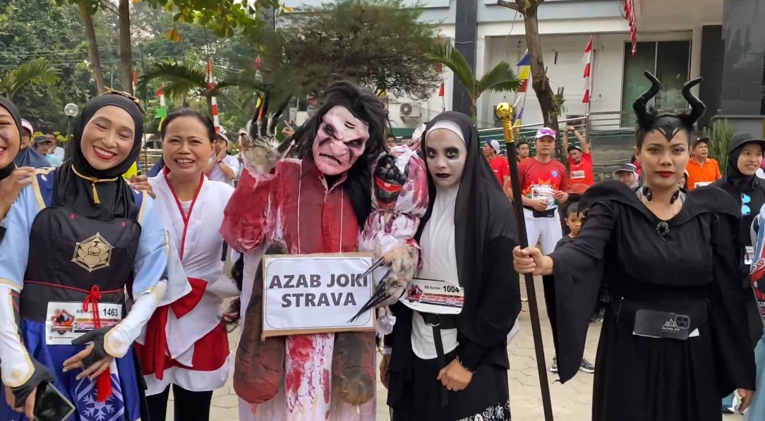 Olahraga Lari Sambil Berkostum Unik