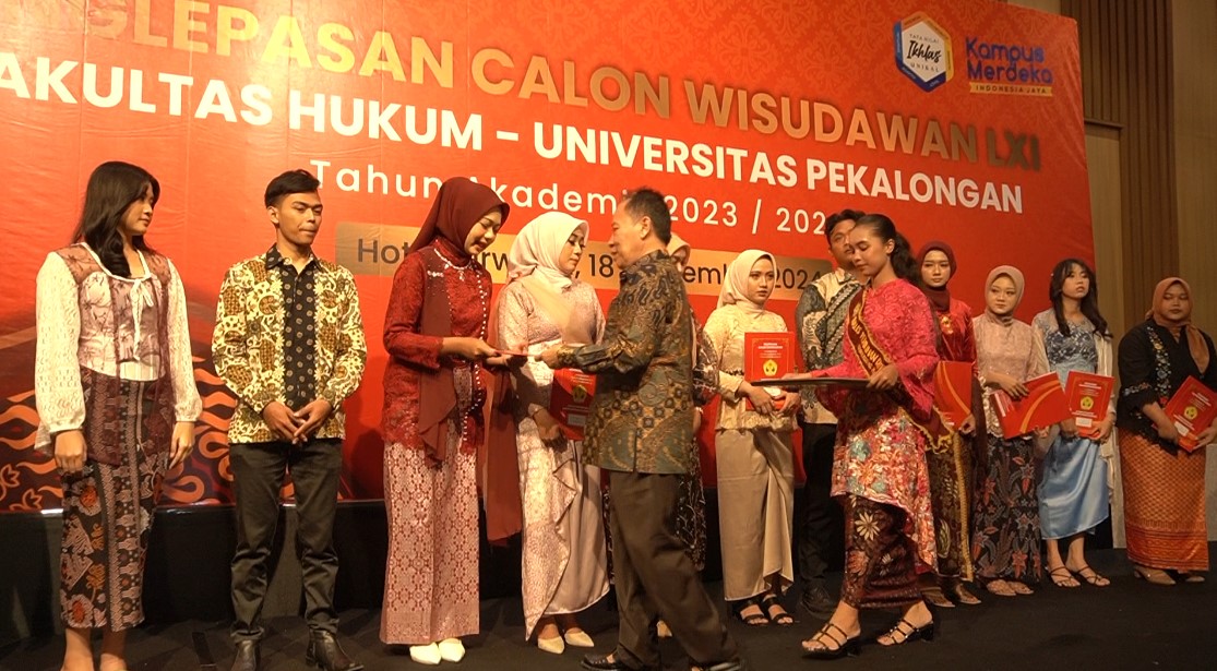 101 Mahasiswa Fakultas Hukum Unikal Jalani Pengelepasan Calon Wisudawan