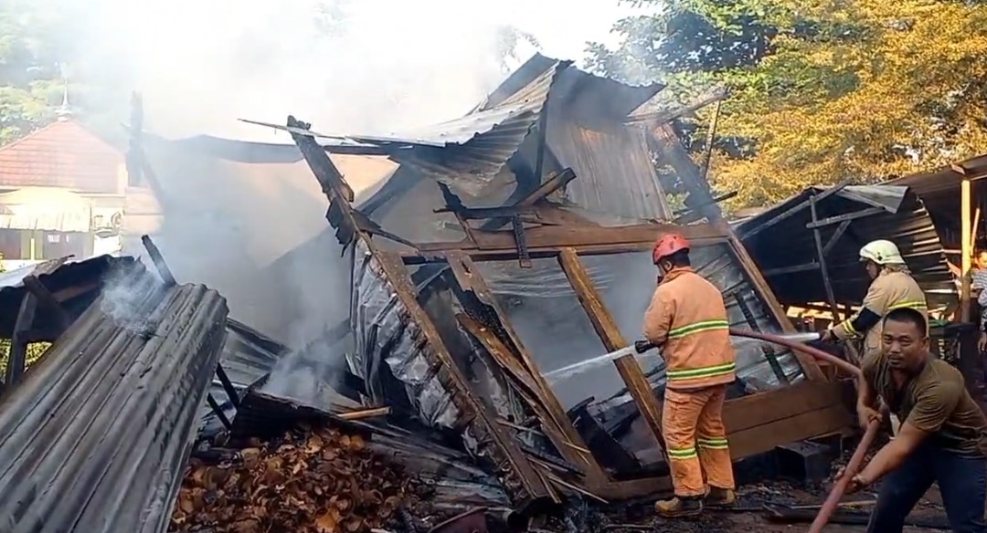Dua Kios Pasar Darurat Sorogenen Terbakar