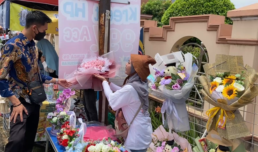 Penjual Buket Laris Manis Tiap Musim Wisuda