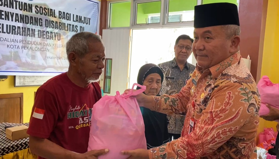 Dinsos P2KB Bagikan Paket Sembako Bagi Ratusan Lansia dan Disabilitas