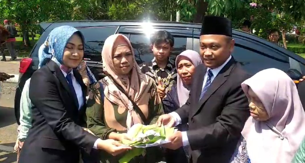 Kakak Beradik Anak Penjual Pindang Jadi Anggota DPRD Kabupaten Pekalongan