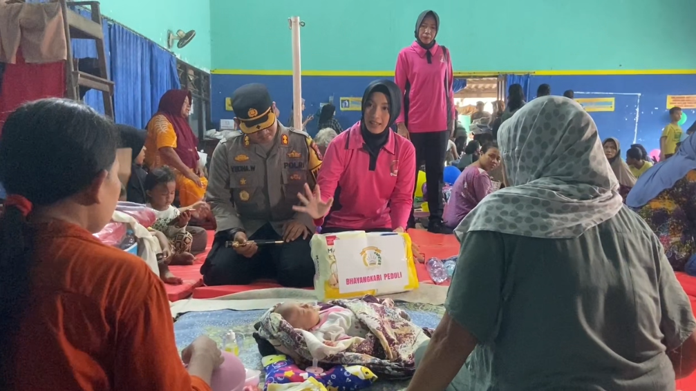 Bhayangkari Cabang Pekalongan Kota Tinjau Posko Pengungsian, Salurkan Bantuan Untuk Korban Banjir