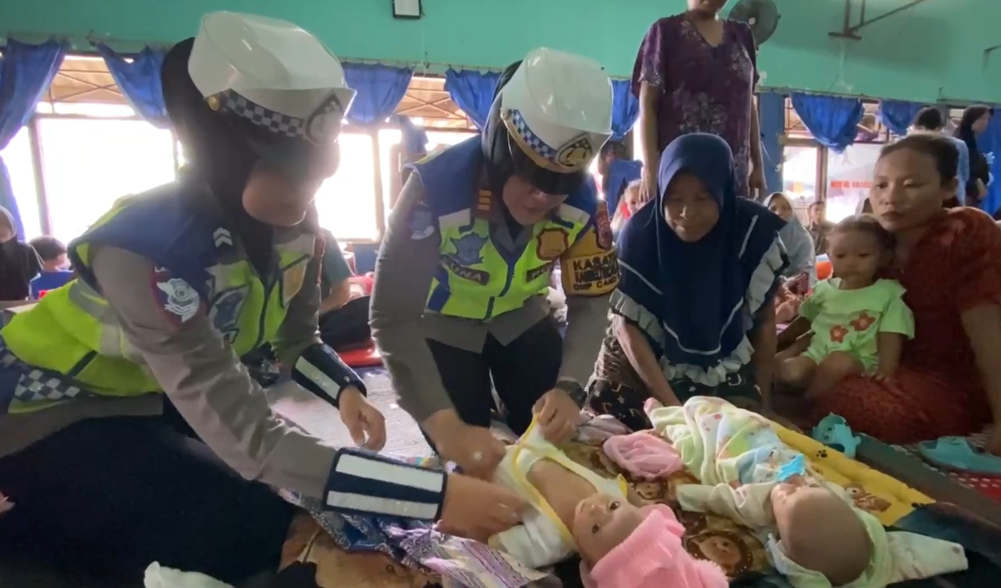 Kepedulian Satlantas Polres Pekalongan Kota Kunjungi Posko Pengungsian Banjir