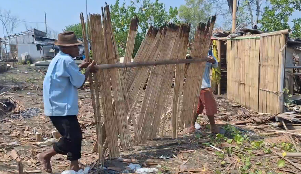 Puluhan Warung Di Pantai Blendung Hancur Diterjang Air Laut Pasang 