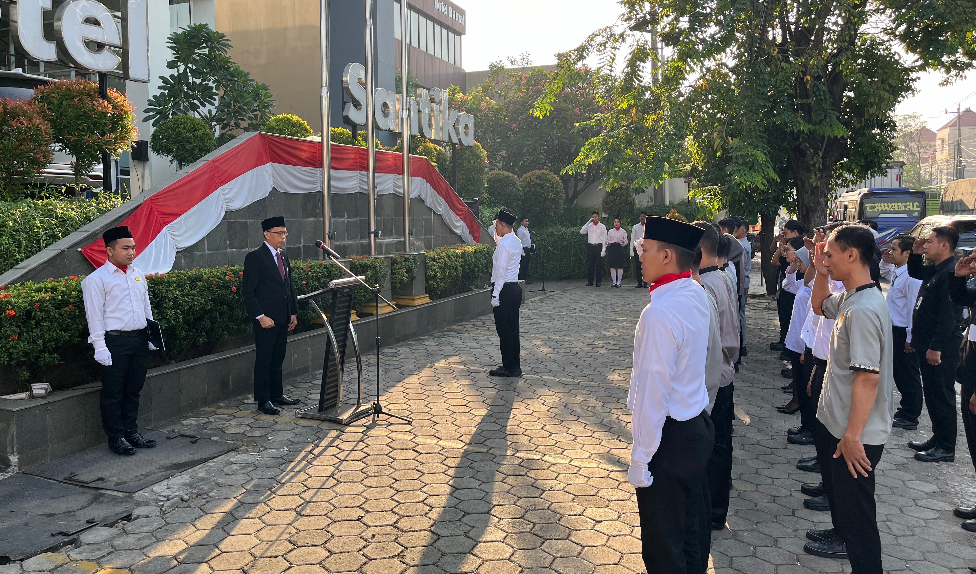 Rayakan HUT Kemerdekaan Indonesia Hotel Santika Pekalongan Adakan Upacara Pengibaran Merah Putih