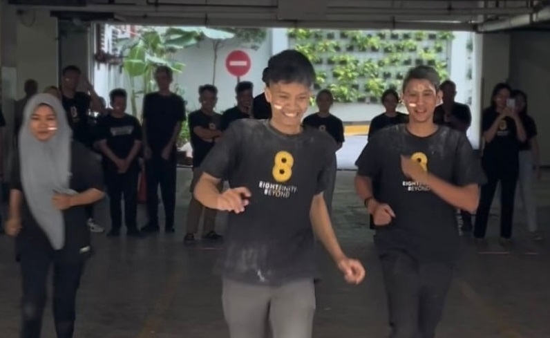 Gelar Lomba-Lomba Khusus Staff Hotel Santika Rayakan Persatuan HUT RI 