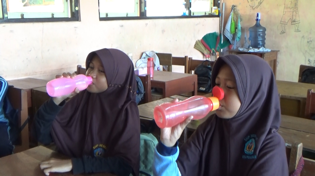 Sekolah Sehat SMPN 15 Pekalongan, Jajan di Kantin Bebas Kemasan Plastik 