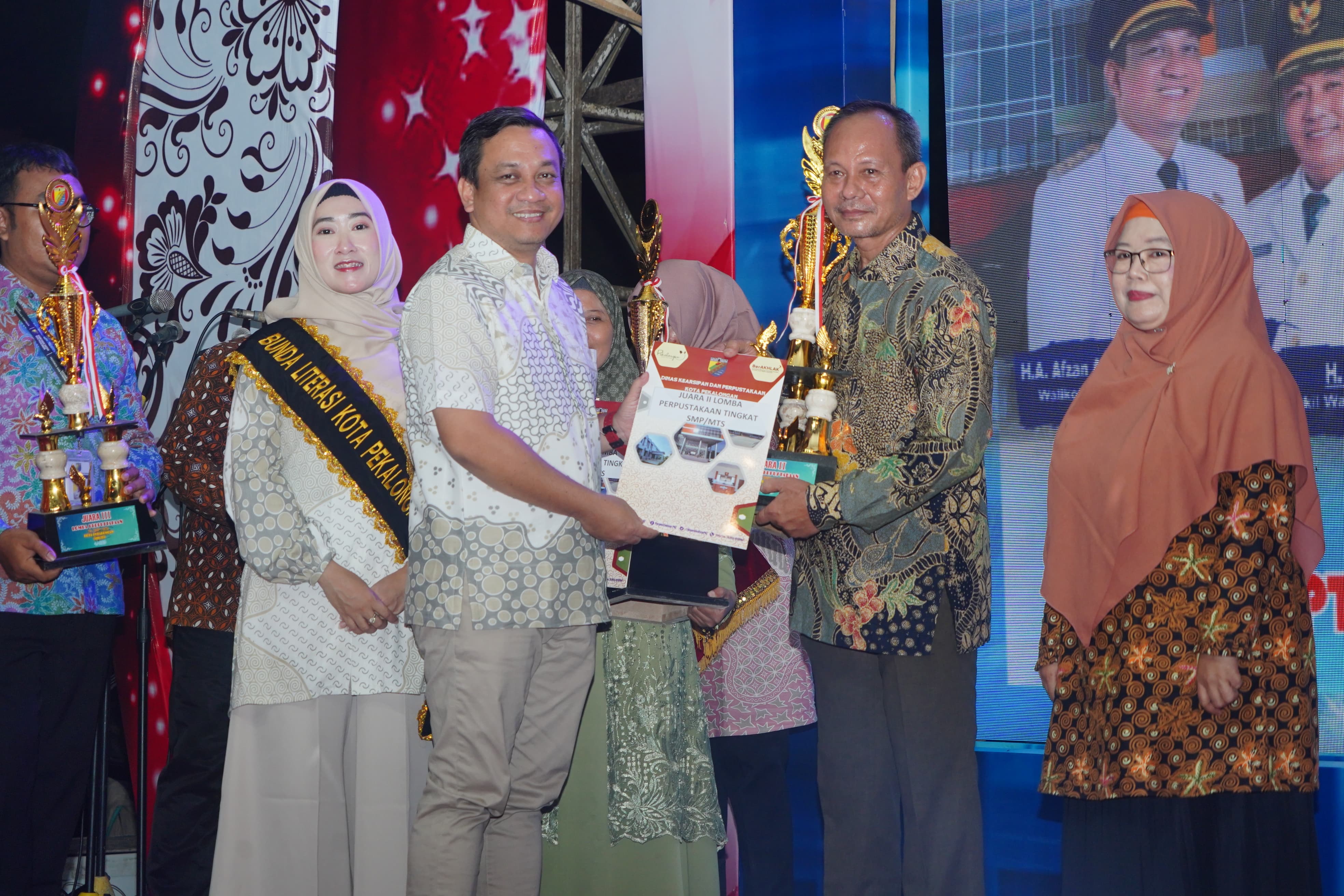 Walikota Aaf Serahkan Beberapa Penghargaan Di Malam Pembukaan Festival Literasi