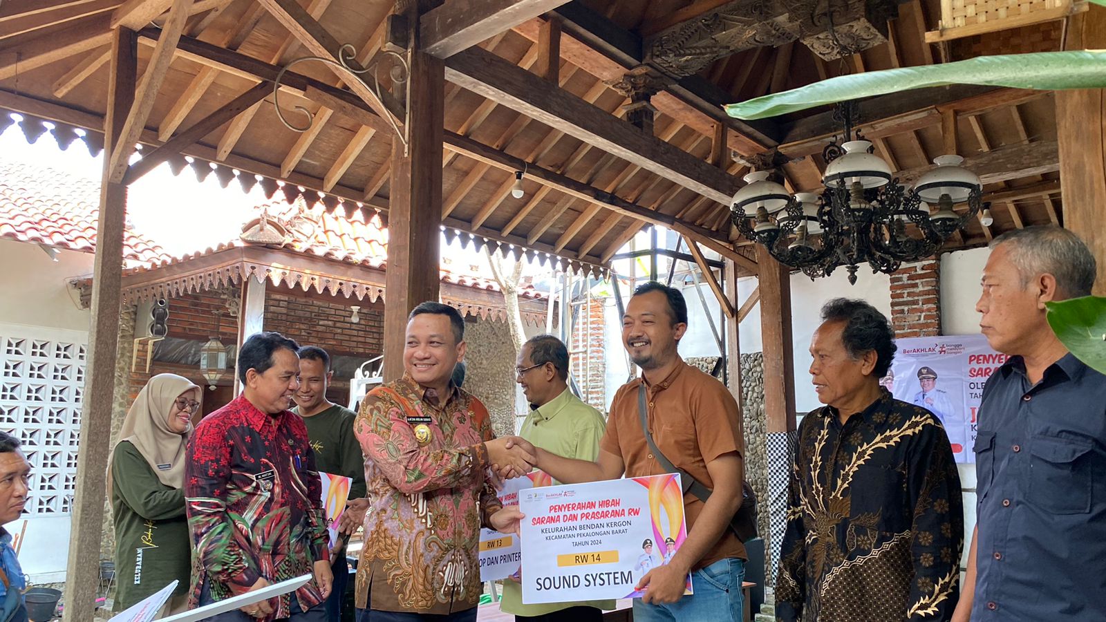 Walikota Pekalongan Serahkan Hibah Sarpras Ke 7 Rw Di Wilayah Sapuro Kebulen