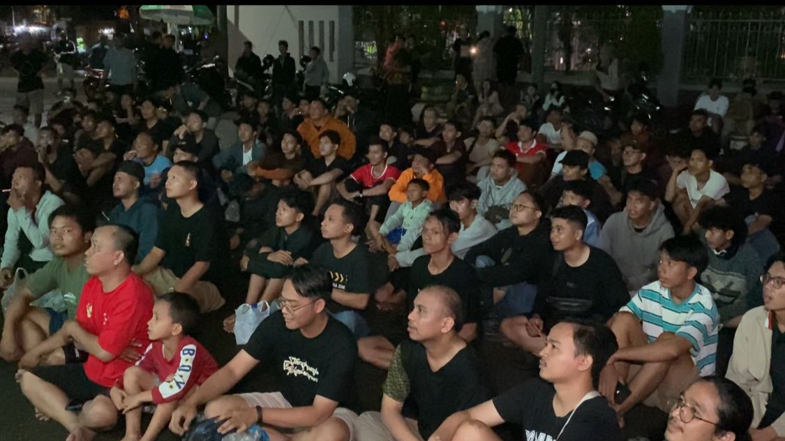 Ratusan Warga Ramaikan Nobar Timnas Indonesia Di Halaman Kantor Batik Tv