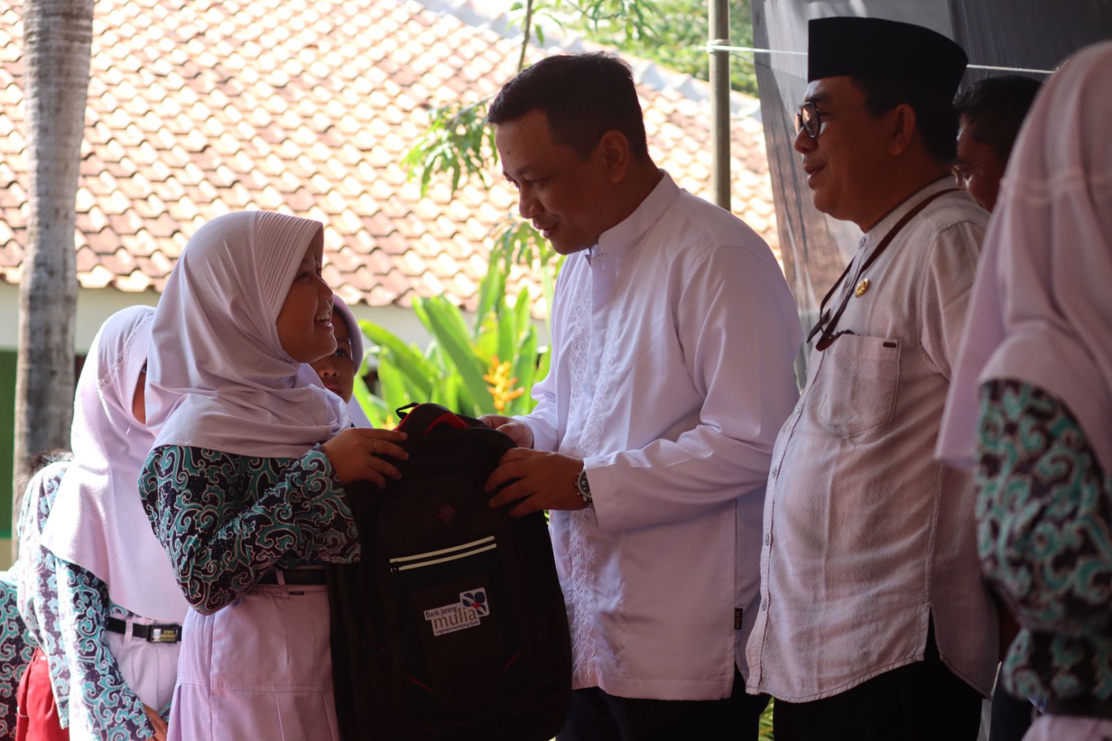 Pemkot-Bank Jateng Serahkan Bantuan Perlengkapan Sekolah